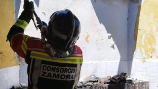 Un bombero trabajando en el incendio de Andavías