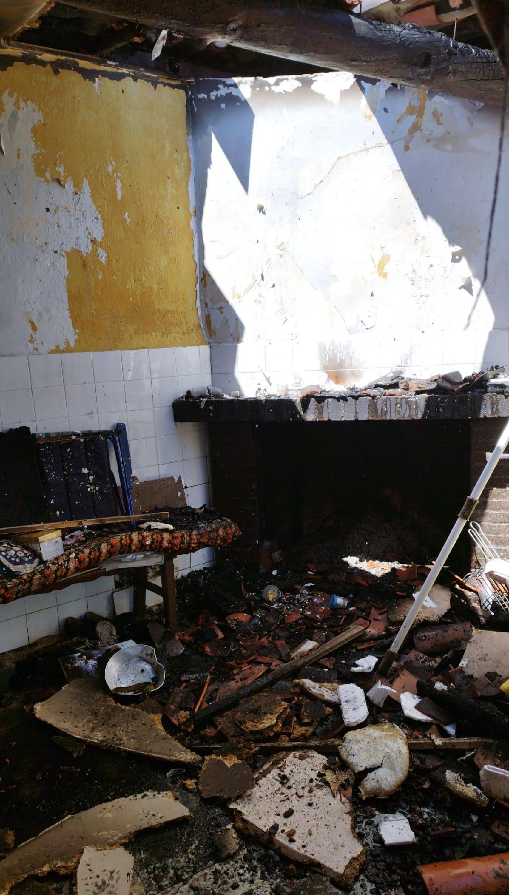 Estado de la cocina de una vivienda en Andavías tras un incendio