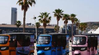 Vehículos de City Tour Tuk Tuk en Alicante, la única firma legal de tuk tuks en Alicante, denuncia la competencia desleal de otros triciclos turísticos alegalesbajo el amparo de Turismo Activo en la ciudad.