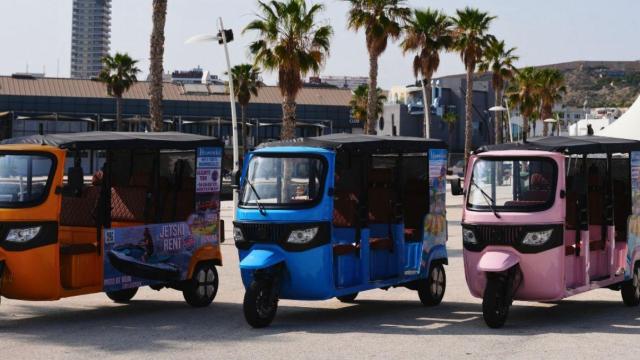 Vehículos de City Tour Tuk Tuk en Alicante, la única firma legal de tuk tuks bajo el amparo de Turismo Activo en la ciudad.