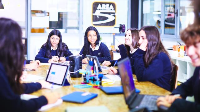 Algunas alumnas de los colegios SEK.
