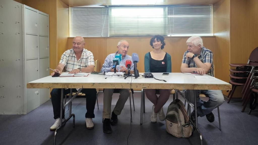 Rueda de prensa de SOS Sanidade Pública este martes con Xosé María Dios (AGDSP), Manuel Martín (SOS Sanidade Pública), Lucía López (BNG) y Carlos Pardo (CCOO).