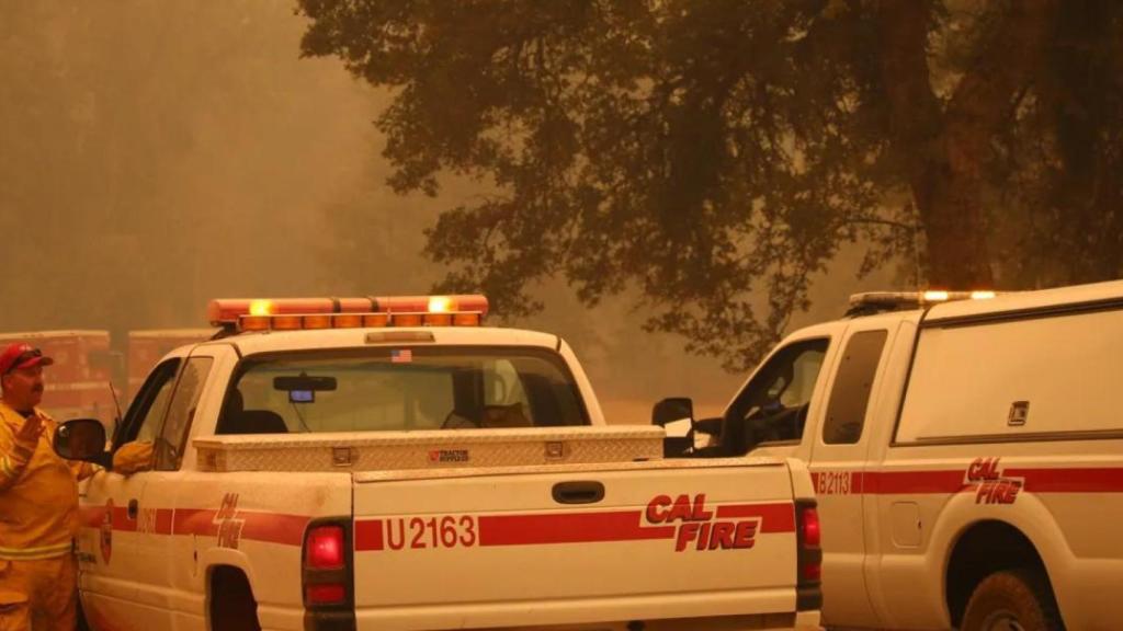 Agentes de CAL FIRE en medio de un devastador incendio.
