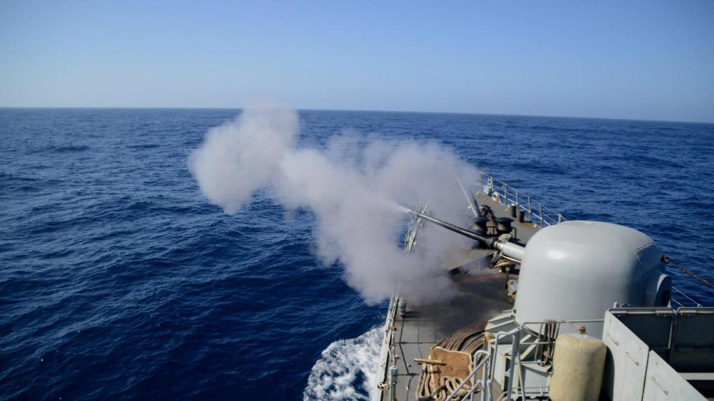 Patrulleo Infanta Elena disparando el cañón de proa