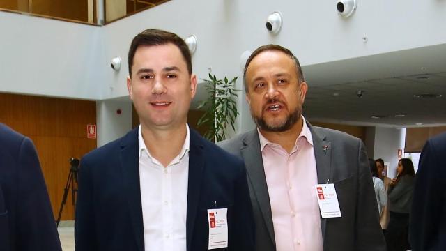 El secretario general del PSOE de León, Javier Alfonso Cendón, y el secretario comarcal del partido en El Bierzo, Gerardo Álvarez Courel, en una imagen de archivo