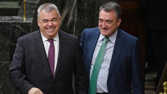 El exsecretario de Organización del PSOE, Santos Cerdán, junto al actual presidente del PNV, Aitor Esteban, en el Congreso de los Diputados, en una imagen de archivo.