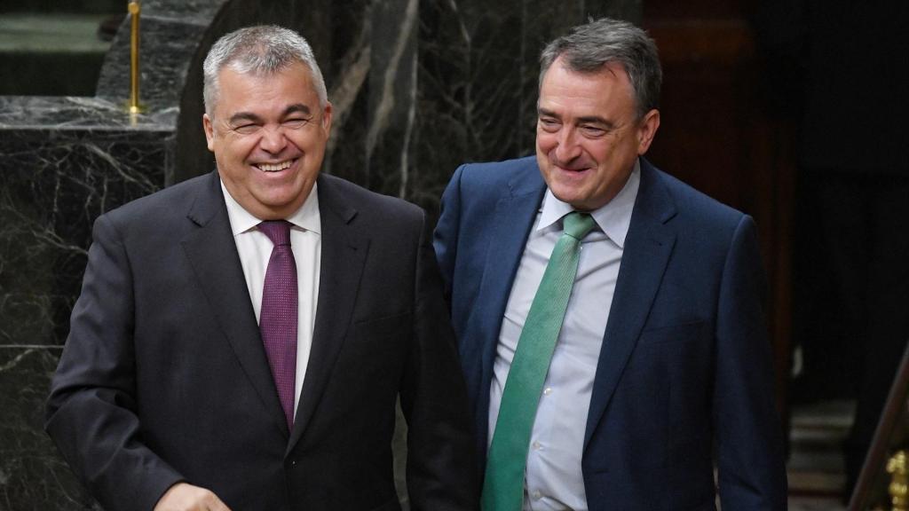 El exsecretario de Organización del PSOE, Santos Cerdán, junto al actual presidente del PNV, Aitor Esteban, en el Congreso de los Diputados, en una imagen de archivo.
