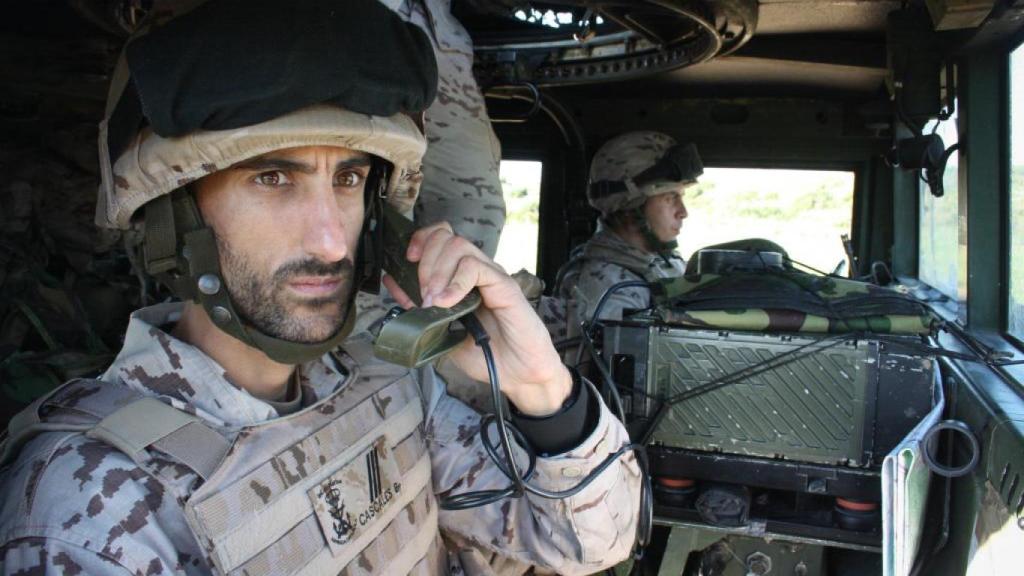 Jefe de vehículo hablando por radio