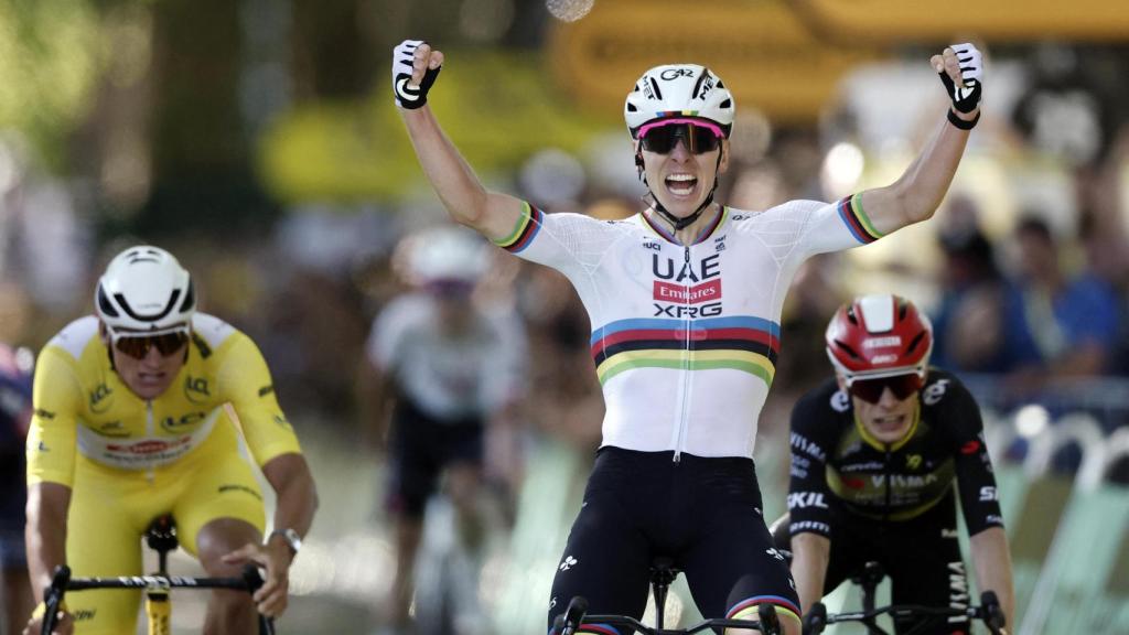 Tadej Pogacar celebra su victoria número 100 en el Tour de Francia.