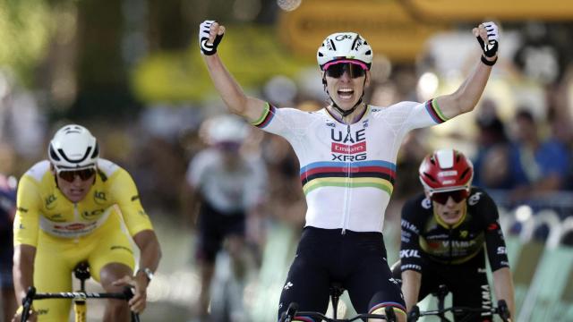 Tadej Pogacar celebra su victoria número 100 en el Tour de Francia.