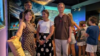 Gema Sala, Chema Galán, Encarnación Hernández y Rafael Boya en una de las salas del Marq con los alumnos de la escuela de verano infantil.