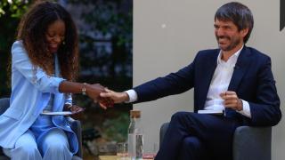 El ministro de Cultura, Ernest Urtasun, saluda a la activista Asaari Bibang durante la presentación del Plan de Derechos Culturales, este martes en Museo Reina Sofía. Foto: EFE/Pablo R. Seco