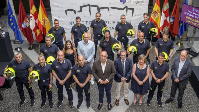 El presidente de la Diputación de Segovia, Miguel Ángel de Vicente, durante la toma posesión de los once nuevos cabos del Servicio de Bomberos