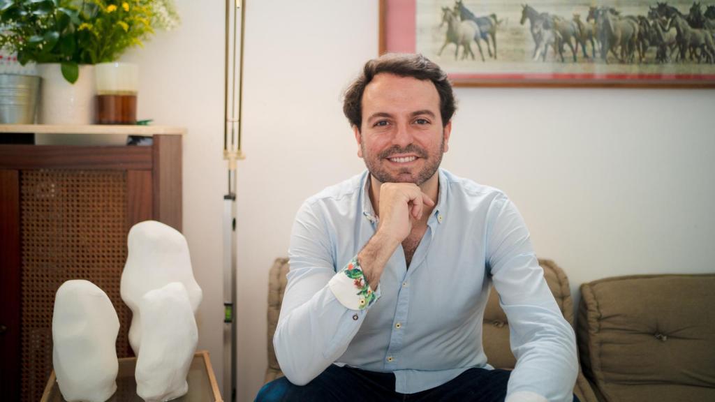 El artista Gonhdo en su estudio de Madrid.