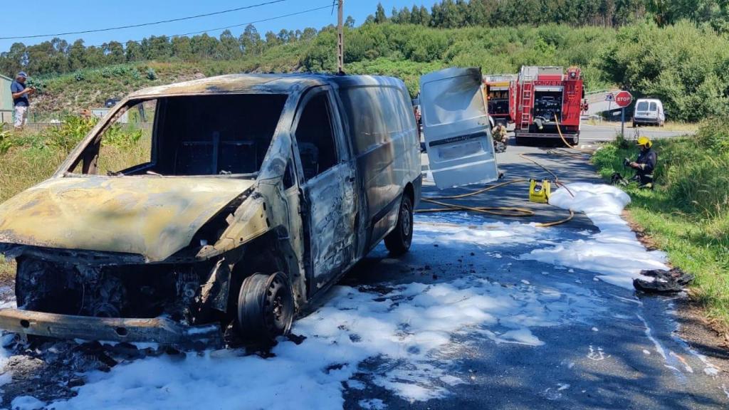 Imagen del vehículo calcinado.