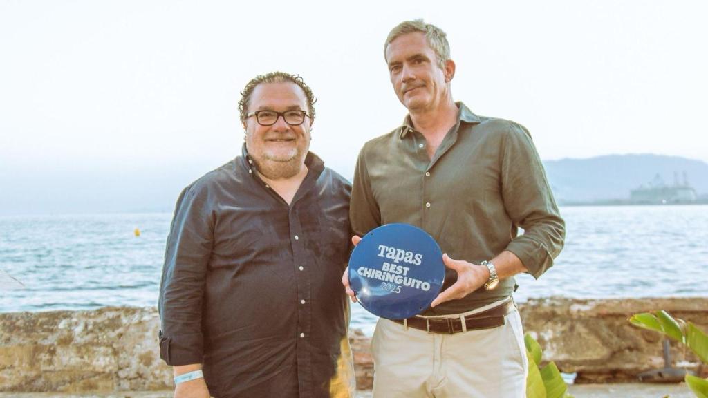 Gerardo Lumbreras, consejero delegado del establecimiento recibe el premio de manos de Ignacio Quintana, CEO de Tapas.
