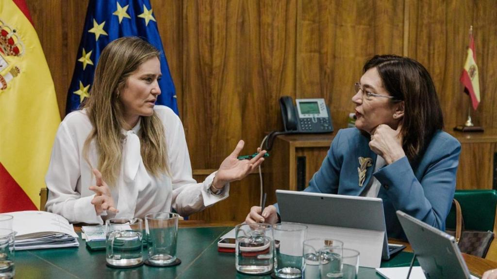 Sara Aagesen, vicepresidenta tercera para la Transición Ecológica y el Reto Demográfico, y Cani Fernández, presidenta de la Comisión Nacional de los Mercados y la Competencia (CNMC).