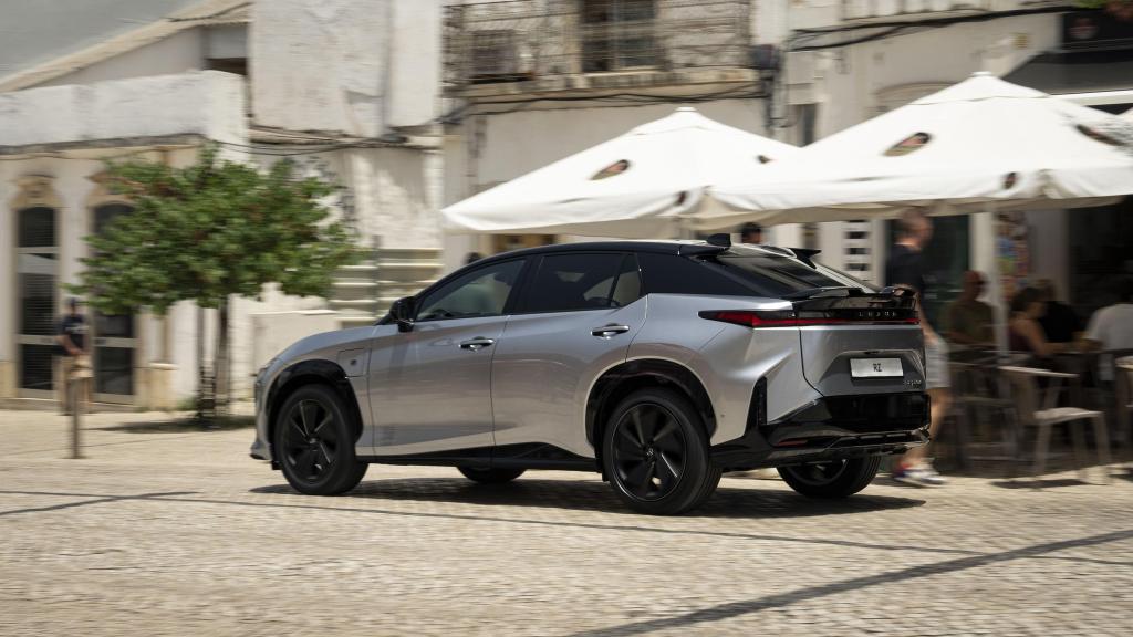 Vista tres cuartos trasera del Lexus RZ 550e F Sport