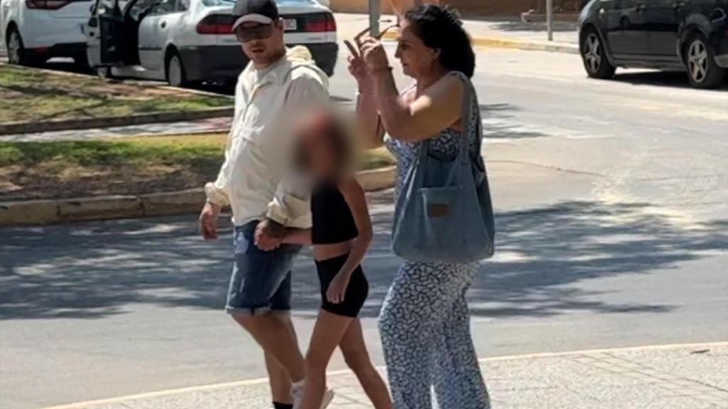 Inma, la madre de Michu, junto a José Fernando y la pequeña Rocío.