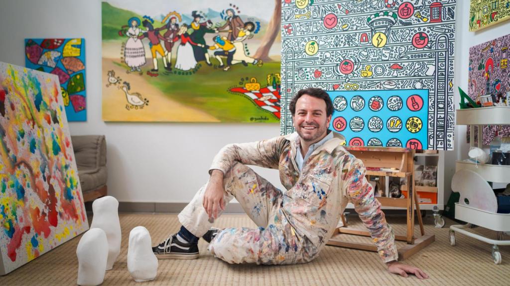 Gonhdo, rodeado de algunas de sus obras de arte entre pintura y escultura.