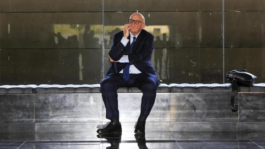 El presidente del Banco Sabadell, Josep Oliu, aguarda momentos antes de reunirse con los consejos consultivos territoriales de la entidad, empresarios y accionistas, un día después de que el BBVA enviara al supervisor bursátil el folleto actualizado de la opa tras las nuevas condiciones impuestas por el Ejecutivo.