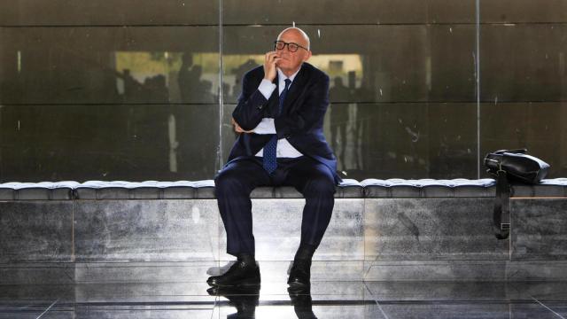 El presidente del Banco Sabadell, Josep Oliu, aguarda momentos antes de reunirse con los consejos consultivos territoriales de la entidad, empresarios y accionistas, un día después de que el BBVA enviara al supervisor bursátil el folleto actualizado de la opa tras las nuevas condiciones impuestas por el Ejecutivo.