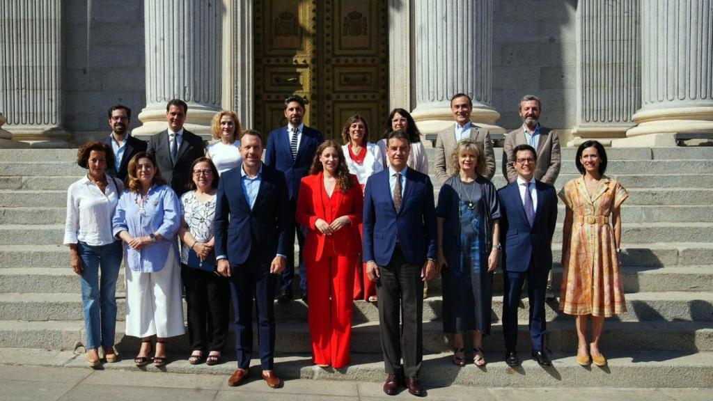 La nueva portavoz del Grupo Popular en el Congreso de los Diputados, Ester Muñoz, junto a los diputados populares de la Comunidad, este martes en las escalinatas del Congreso