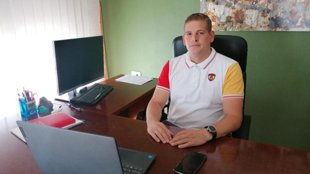 El alcalde de Gualdalcázar, Domingo Reina, en una imagen en su despacho.