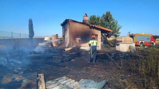 Los Bomberos de la Diputación de Zamora trabajando en el incendio forestal en el municipio zamorano de Valcabado, este martes
