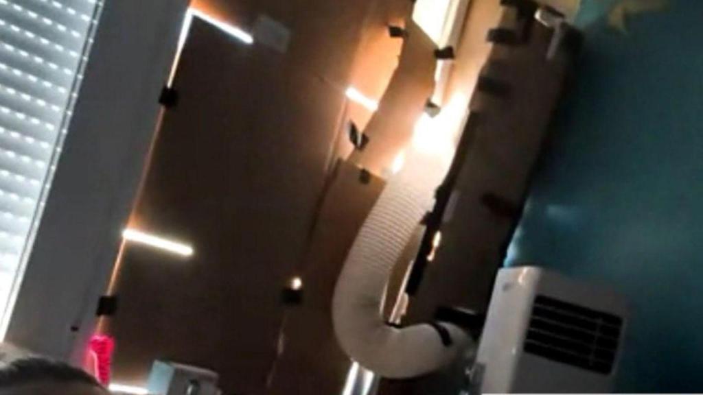 Imagen de la habitación de la hija de Javier Frías con un pingüino y cartones en la ventana.