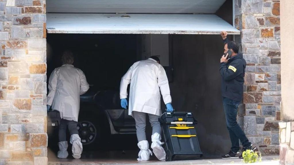 Agentes de los Mossos d'Esquadra realizan su trabajo en el lugar de los hechos.