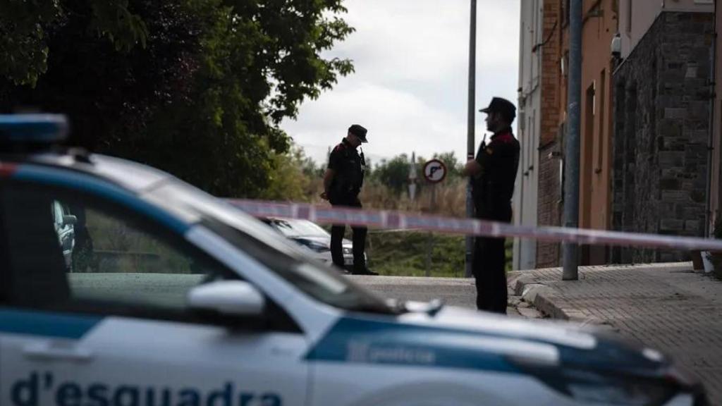 Agentes de los Mossos custodian el lugar del tiroteo.