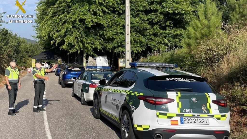 Control de la Guardia Civil durante la celebración del Rally Recalvi Rías Baixas 2025.