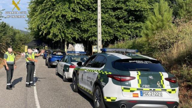 Control de la Guardia Civil durante la celebración del Rally Recalvi Rías Baixas 2025.