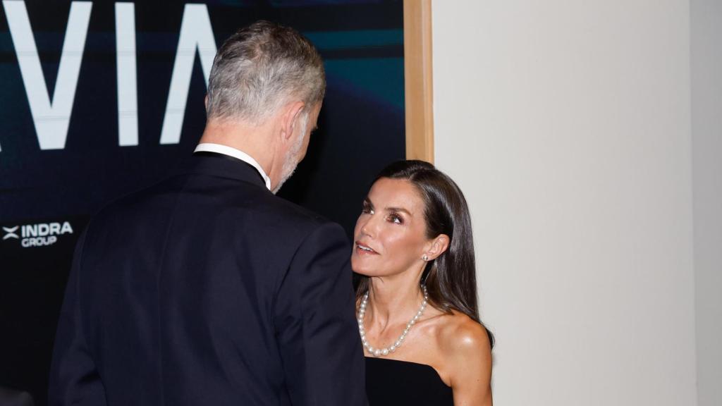La reina Letizia junto al rey Felipe VI en una foto donde se aprecia la joya.