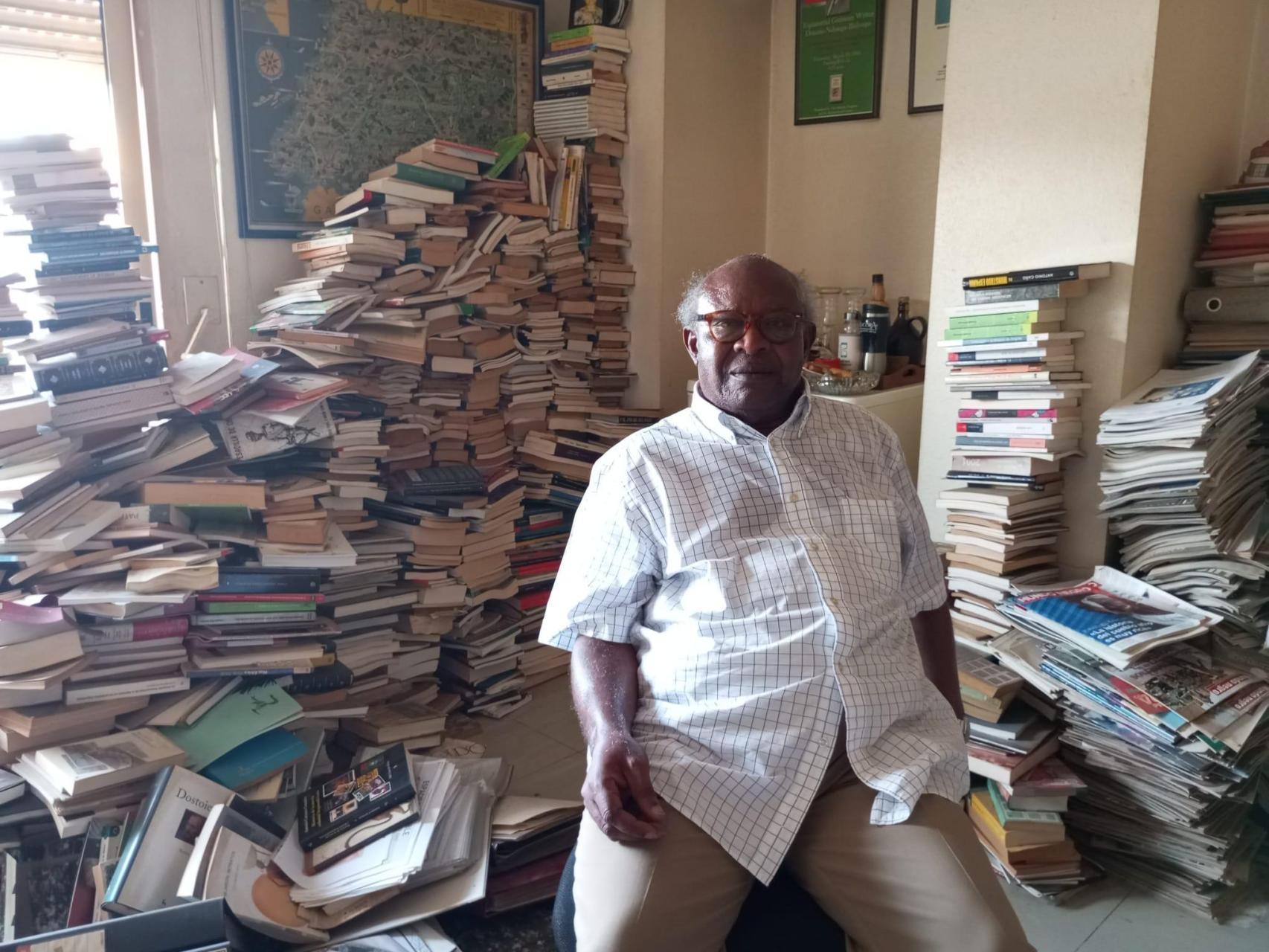 Donato Ndongo, este martes, en su casa de Espinardo de la que será desahuciado el próximo 23 de julio, rodeado de su colección de 6.000 libros.