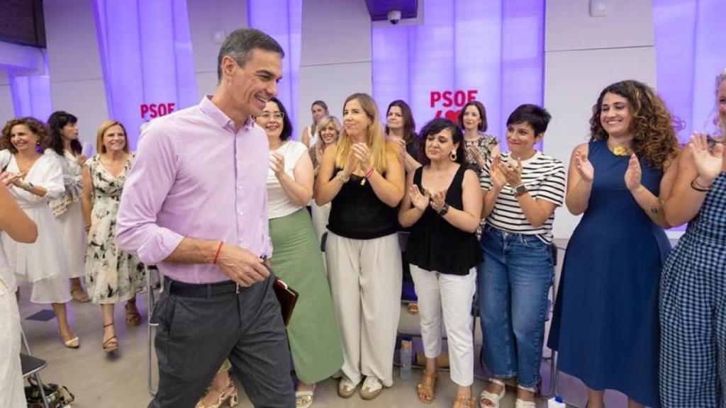 Sánchez, en una reunión junto a las feministas de su partido el pasado viernes, en la que admitió haber perdido peso.