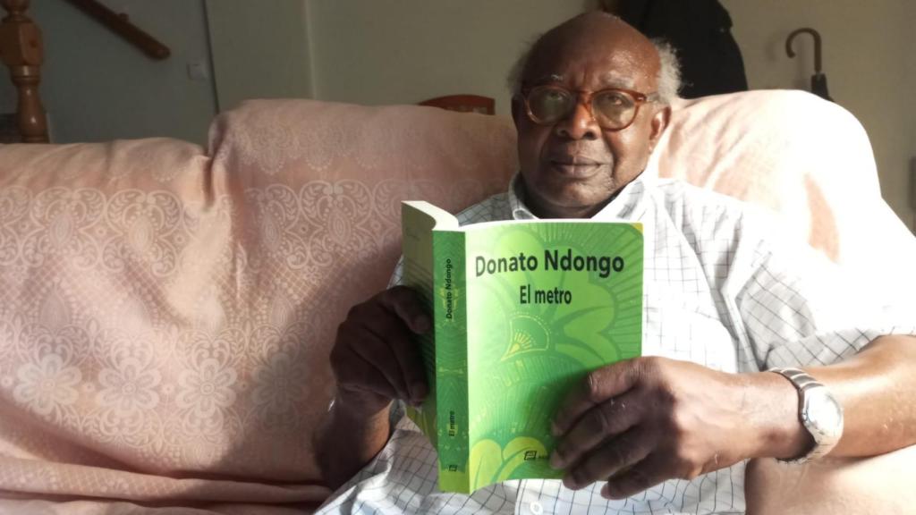 Donato, en el salón de su casa, con uno de los libros que ha escrito: 'El Metro'.