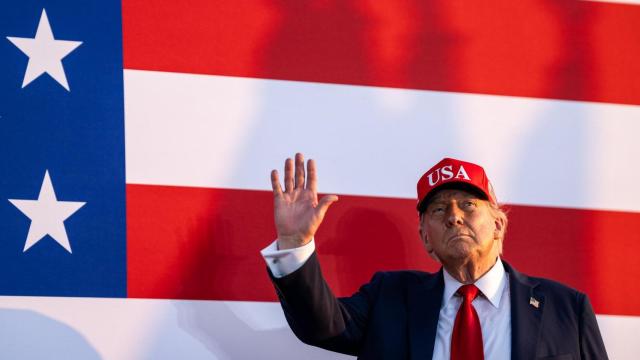 El presidente Donald Trump agradece a la multitud tras su discurso en la Celebración del Saludo a América. (Foto oficial de la Casa Blanca por Daniel Torok)