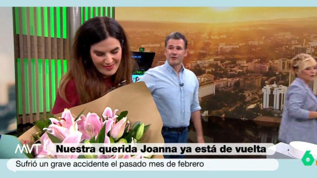 Joanna Ivars recibiendo un ramo de flores.
