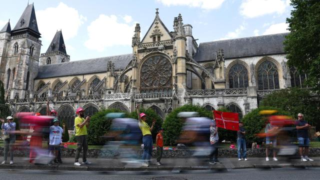 Unos espectadores ver pasar a los ciclistas en el Tour de Francia 2025.