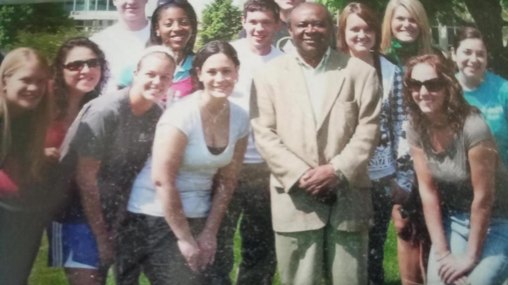 Donato Ndongo-Bidyogo, con alumnos de la Universidad de Misuri.
