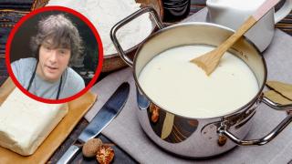 Jordi Cruz y una olla con bechamel en un montaje de Cocinillas