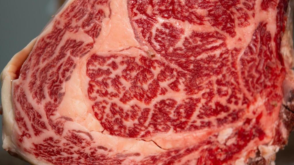 La carne, antes de pasar por la parrilla.