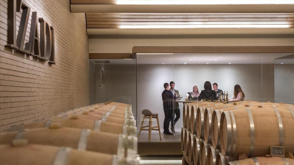 Una sala de barricas en Izadi.