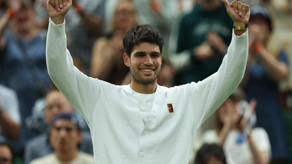 Carlos Alcaraz celebrando una de sus victorias en Wimbledon 2025