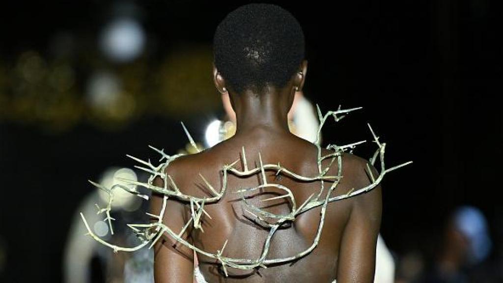 Espalda de uno de los diseños de 'Fervor', con el detalle de la representación de la corona de espinas.