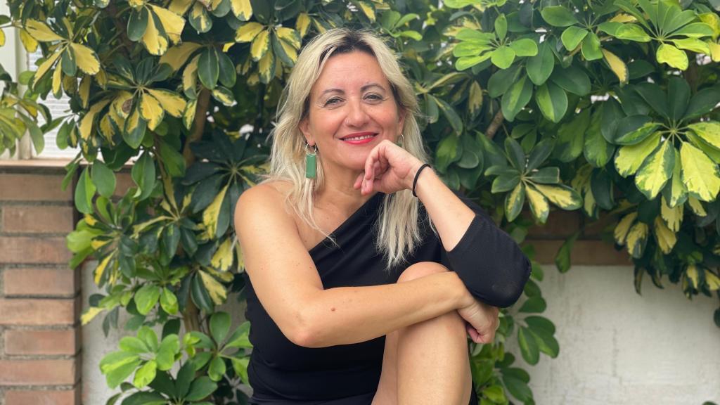 La experta en 'coaching' risueña y relajada en una foto desenfadada.