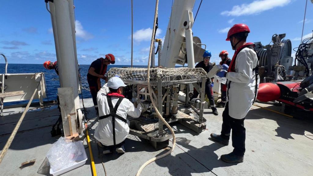 La expedición francesa localiza 3.000 los bidones radiactivos localizado frente a la costa de Galicia.
