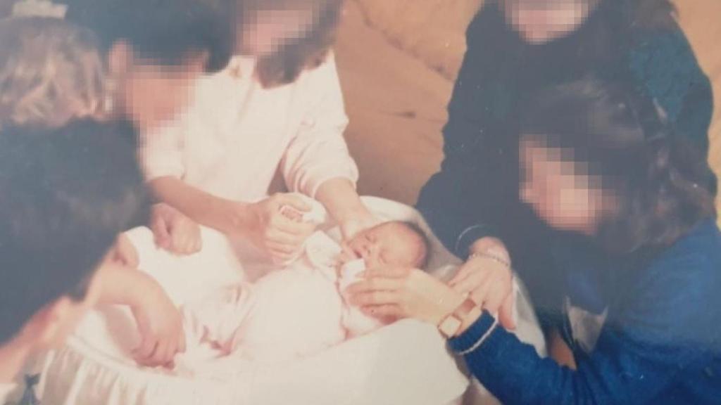 Alba rodeada de los integrantes de su 'familia' días después de nacer.